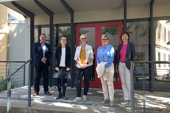 v. l. n. r.: Lutz Jurisch, Pädagogischer Leiter des HSKD | Annekatrin Klepsch, Zweite Bürgermeisterin und Beigeordnete für Kultur und Tourismus der Landeshauptstadt Dresden | Kati Kasper, Musikschulleiterin des HSKD | Barbara Klepsch, Sächsische Staatsministerin für Kultur und Tourismus und Ines Stiehler, Kaufmännisch-technische Leiterin des HSKD