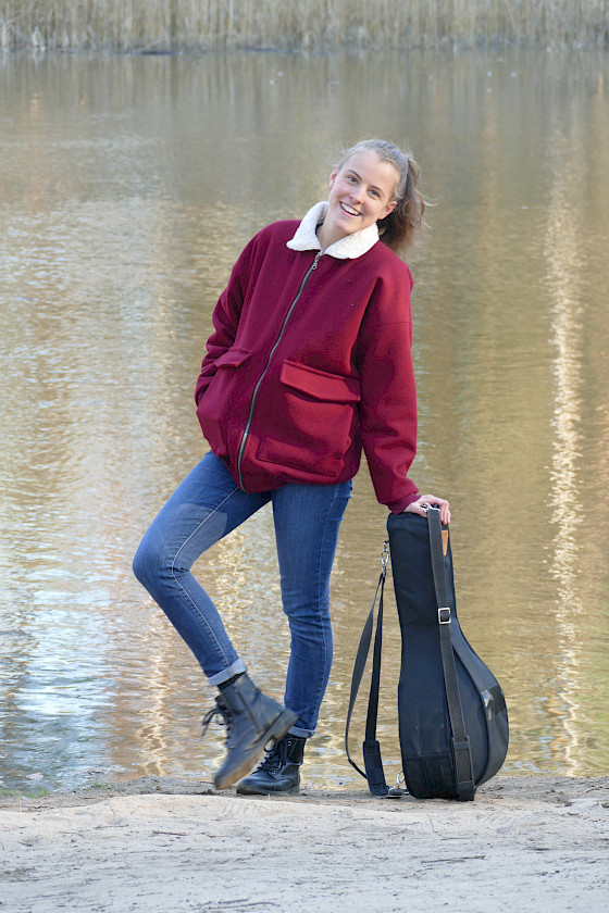 1. Bundespreisträgerin Maja Schütze mit ihrer Mandoline